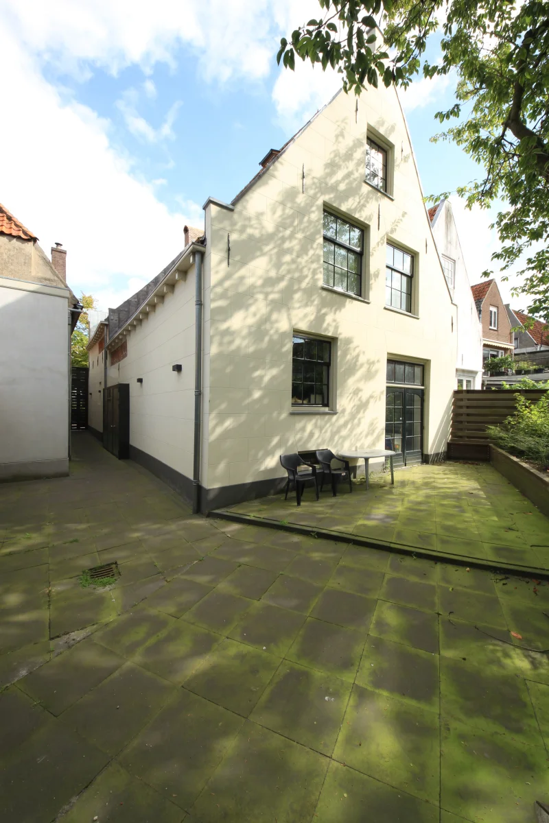 Nieuwe gestuukte achtergevel